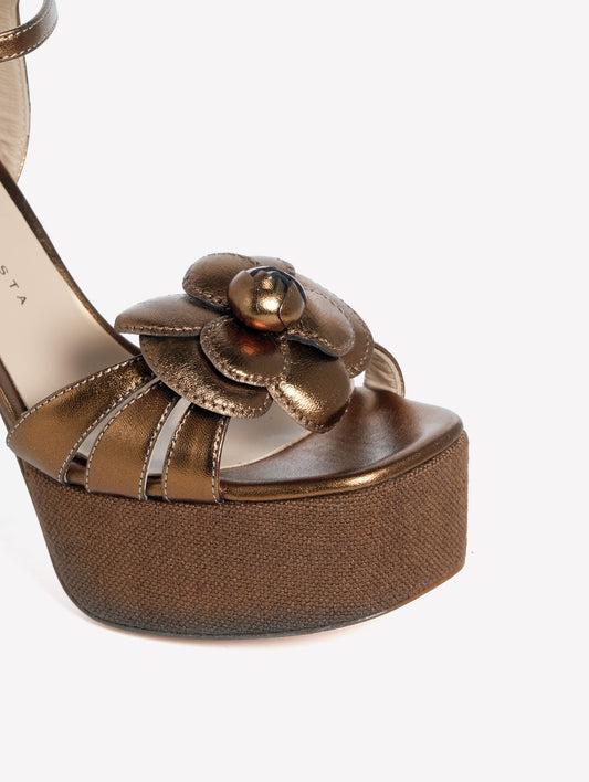 SANDALO IN PELLE LAMINATA BRONZO CON PLATEAU E TACCO ALTO IN CANVAS E ACCESSORIO FIORE ABEBA - Marrone | Roberto Festa