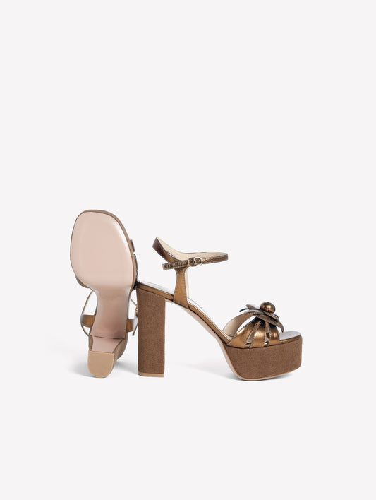 SANDALO IN PELLE LAMINATA BRONZO CON PLATEAU E TACCO ALTO IN CANVAS E ACCESSORIO FIORE ABEBA - Marrone | Roberto Festa