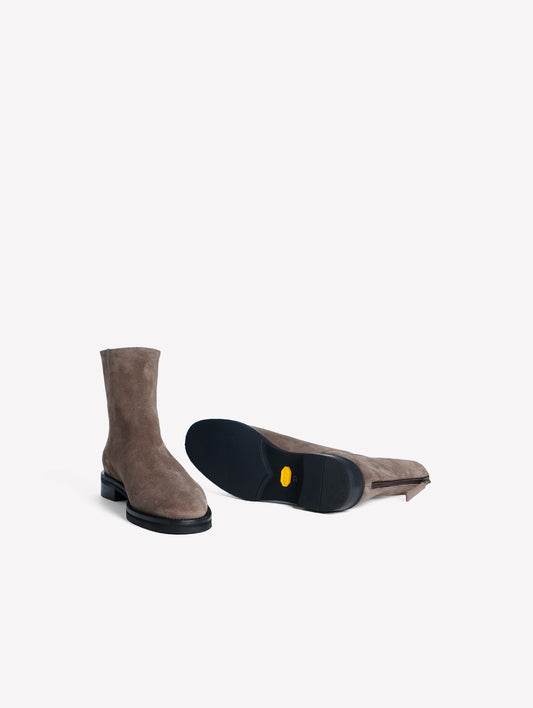 STIVALETTO IN CAMOSCIO TAUPE CON TACCO BASSO ISA - Taupe | Roberto Festa