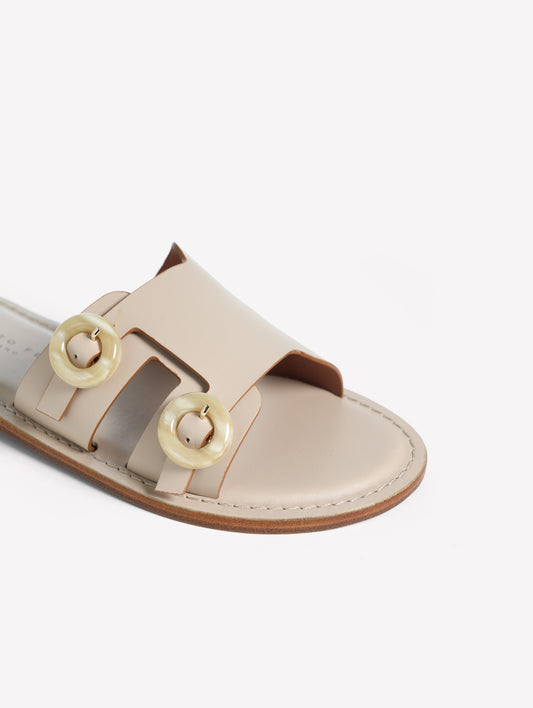 SANDALO FLAT IN PELLE COLOR BURRO CON DOPPIA FIBBIA TONDA NAISA - Beige | Roberto Festa