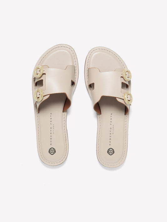 SANDALO FLAT IN PELLE COLOR BURRO CON DOPPIA FIBBIA TONDA NAISA - Beige | Roberto Festa