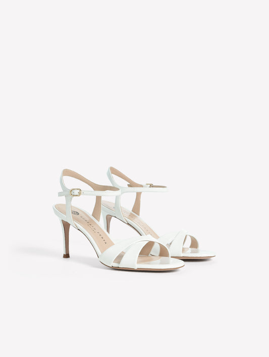 SANDALO IN VERNICE BIANCA CON CINTURINO ALLA CAVIGLIA E INCROCIO SULLA PUNTA CON TACCO MEDIO ROMILDA - Scarpe da Sposa | Roberto Festa