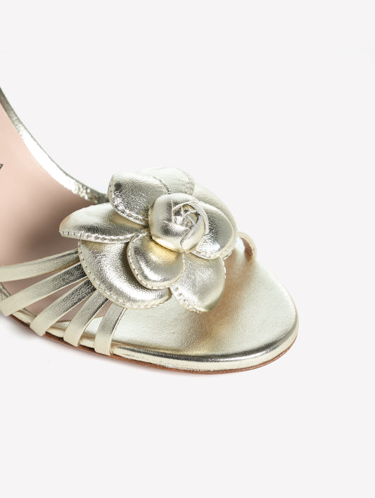SANDALO IN PELLE LAMINATA PLATINO CON FASCE SOTTILI SULLA PUNTA E ACCESSORIO FIORE CON TACCO MEDIO SINCLER - Platino | Roberto Festa